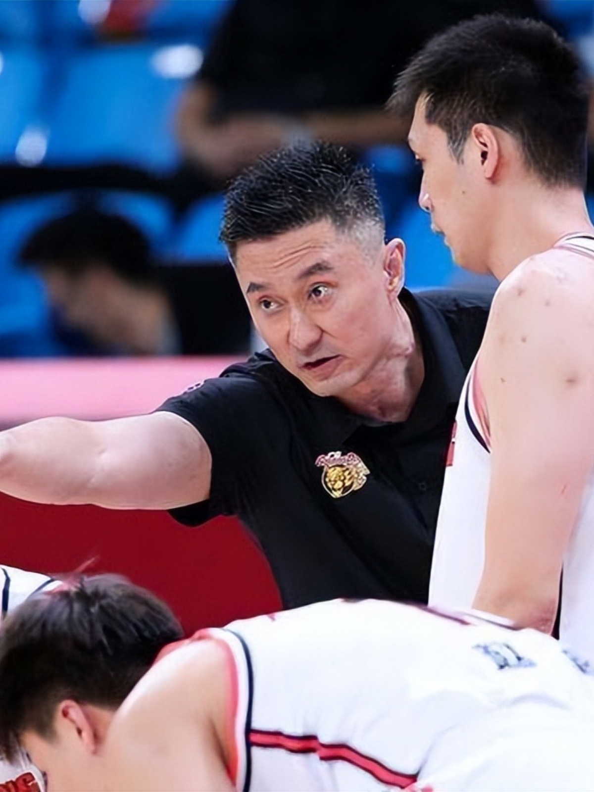 包含关键时刻莱比锡备战CBA季后赛，强势反弹细节曝光，球迷炸锅，资深球员宣示担当的词条