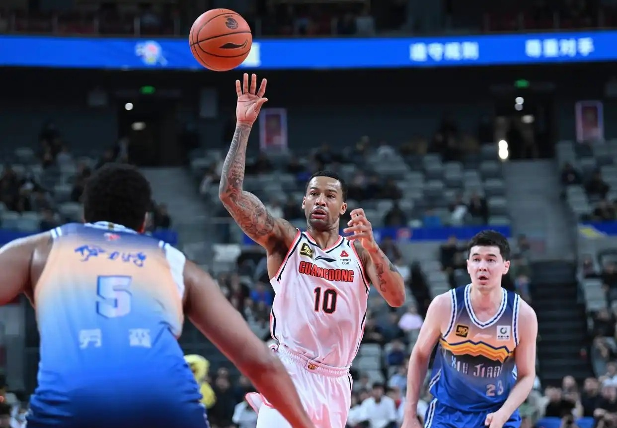 包含广东宏远发布备战花絮；转会期队长鼓劲；法国杯任务艰巨；数据趋势出现新变化的词条