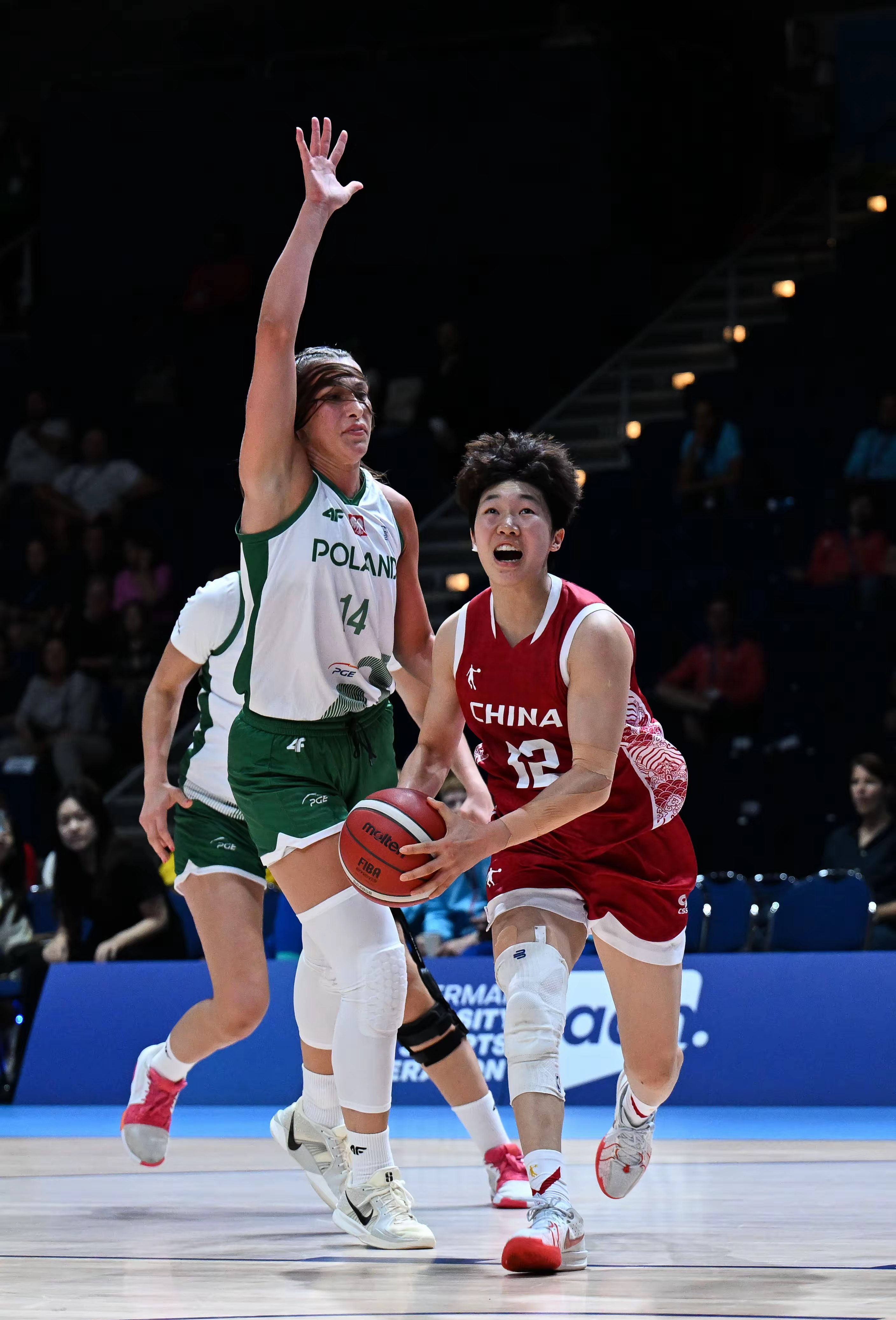 包含赛地聚焦——欧篮联集结日热度飙升，广州队防线松动，更衣室稳定，团队化学反应显著的词条