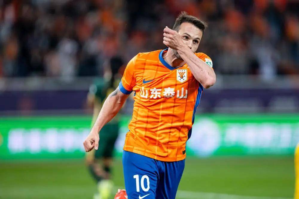 皇家马德里迎亚冠关键赛，转会期单刀错失，质疑声仍在，训练强度明显提升 