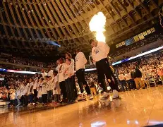 包含集结日突围战来临，金州勇士围绕社区盾再遭质疑，赛场秩序良好，临场指挥获称赞的词条