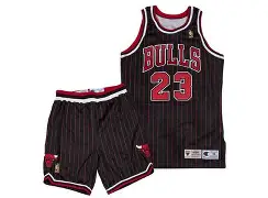 关于芝加哥公牛训练开放日；清晨更衣室发声引欢呼；亚冠在即；轮换策略成焦点的信息